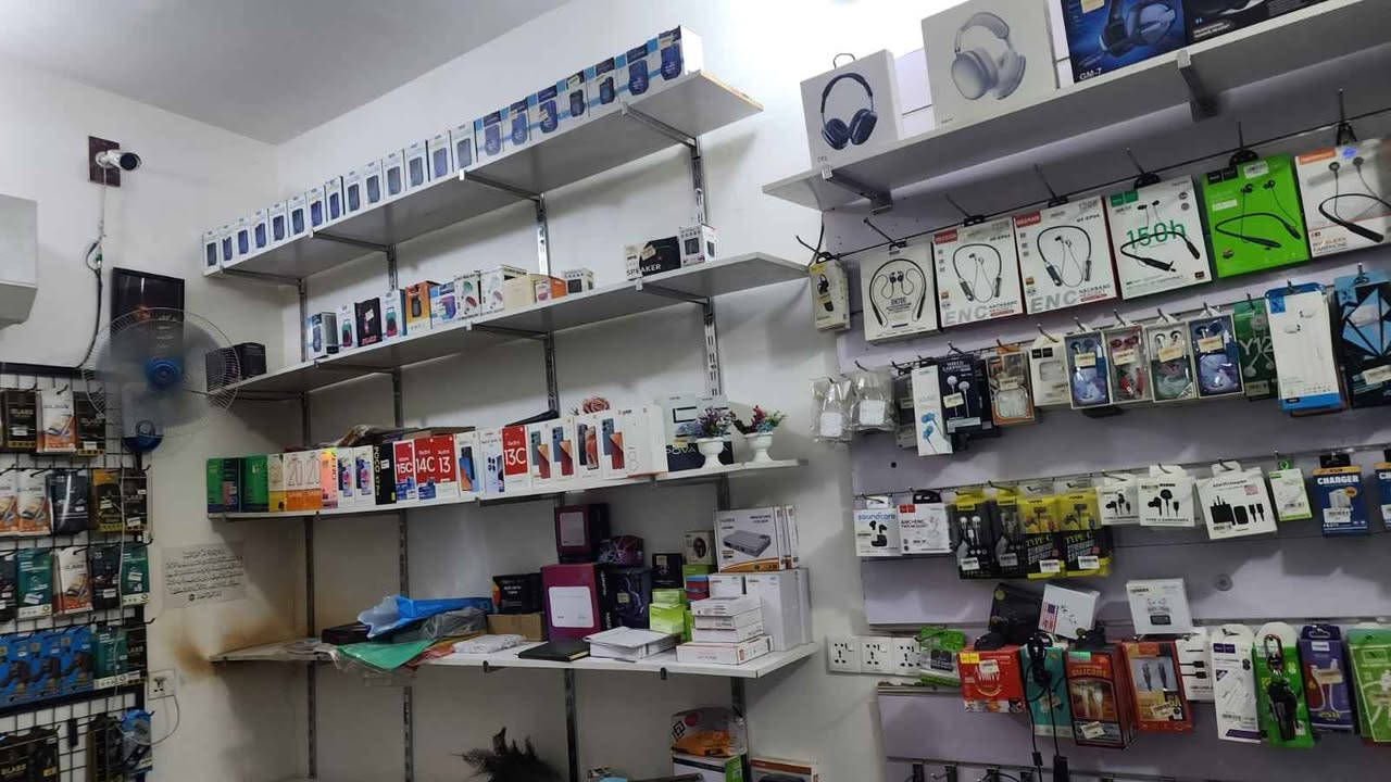 السلام عليكم 
محل اكسسوارات وصيانة موبايلات كامل مكمل من اكسسوارات وغراض صيانه موبايل ومواد احتياطيه 

سبب البيع عدم تفرغ لان طلع تعيني 
للاستفسار الاتصال على الرقم 
***********
*********** عين التمور, كربلاء
