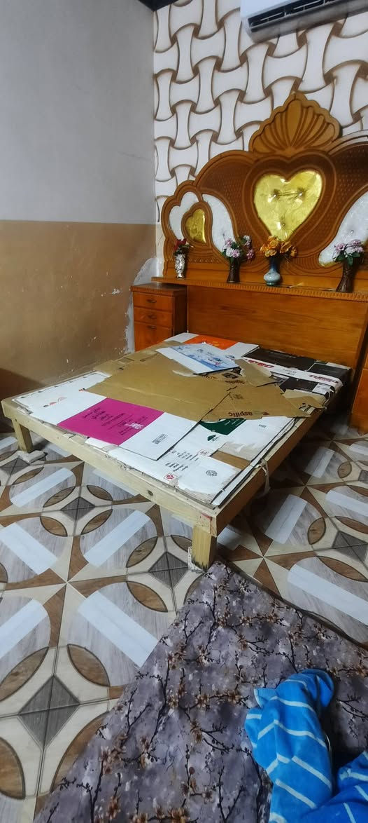 @الجميع
اخشاب للبيع تخت ومراية نظيفات حيل مدة الاستخدام شهرين السعر خاص او اتصل على  اسيا *********** او كورك ***********
