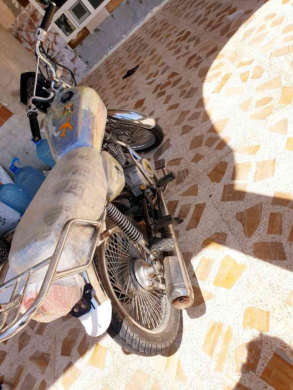 السلام عليكم اخوان تايكر موديل 2021 ابو النمر باب اول اربعه كير محرك مفتوح مبدل ولفات نشاط وسرعه فول كهربائيات كلها شغالة لايت عالي ناصي زنون مال 2025 بك لايت شغال وية البريك تايرات جدد جوابة جدد ماطور ماعايزو برغي تجي تركب وتطلع هسة بس بي صوت فيلس 
مكاني الحويجة داخل الماطور يرهم بيع ويرهم مراوس ب ايفون لو اي مبايل قوي سعر الماطور 330 ***********
