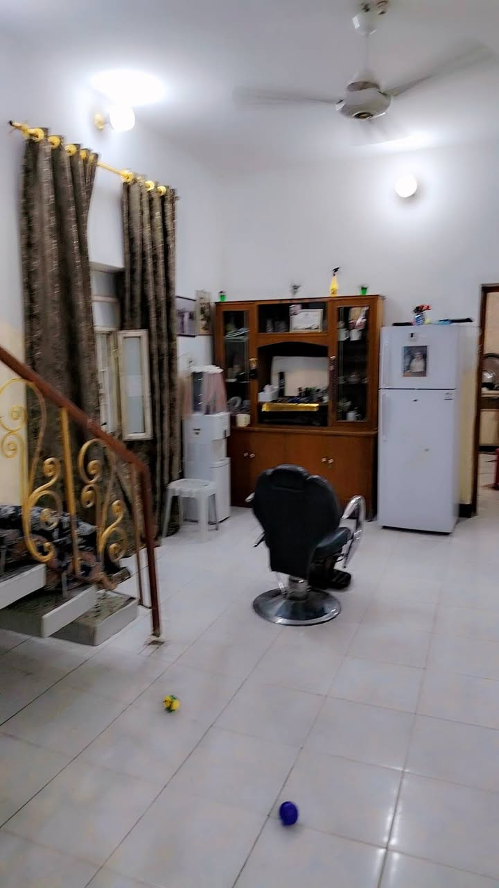 السلام عليكم ورحمة الله وبركاته
دار للبيع حي الأمير الثاني الفرع المقابل لسيد جابر
المساحة ٢٥٠ م طابو صرف باسمي حر تحويل ثاني يوم
صب مسلح
صاله كبيرة ١٠في ٤ونصف
استقبال ٦في ٤ونصف
غرفة نوم واحده
مطبخ
صحيات داخليه وخارجية
كراج كبير يتحمل سيارتين
حديقه كبيرة مربعه
شارع مخدوم مجاري
أعلى من الشارع تقريبا نصف متر
ترك داير البيت
معروض سعر جدا مناسب باقرانه بالمنطقه
يحتاجه فقط ارضيه وتلحيضات بسيطه... 
السعر ١٤٠..
بالعافيه عل الياخذه.... 
الاتصال ***********
