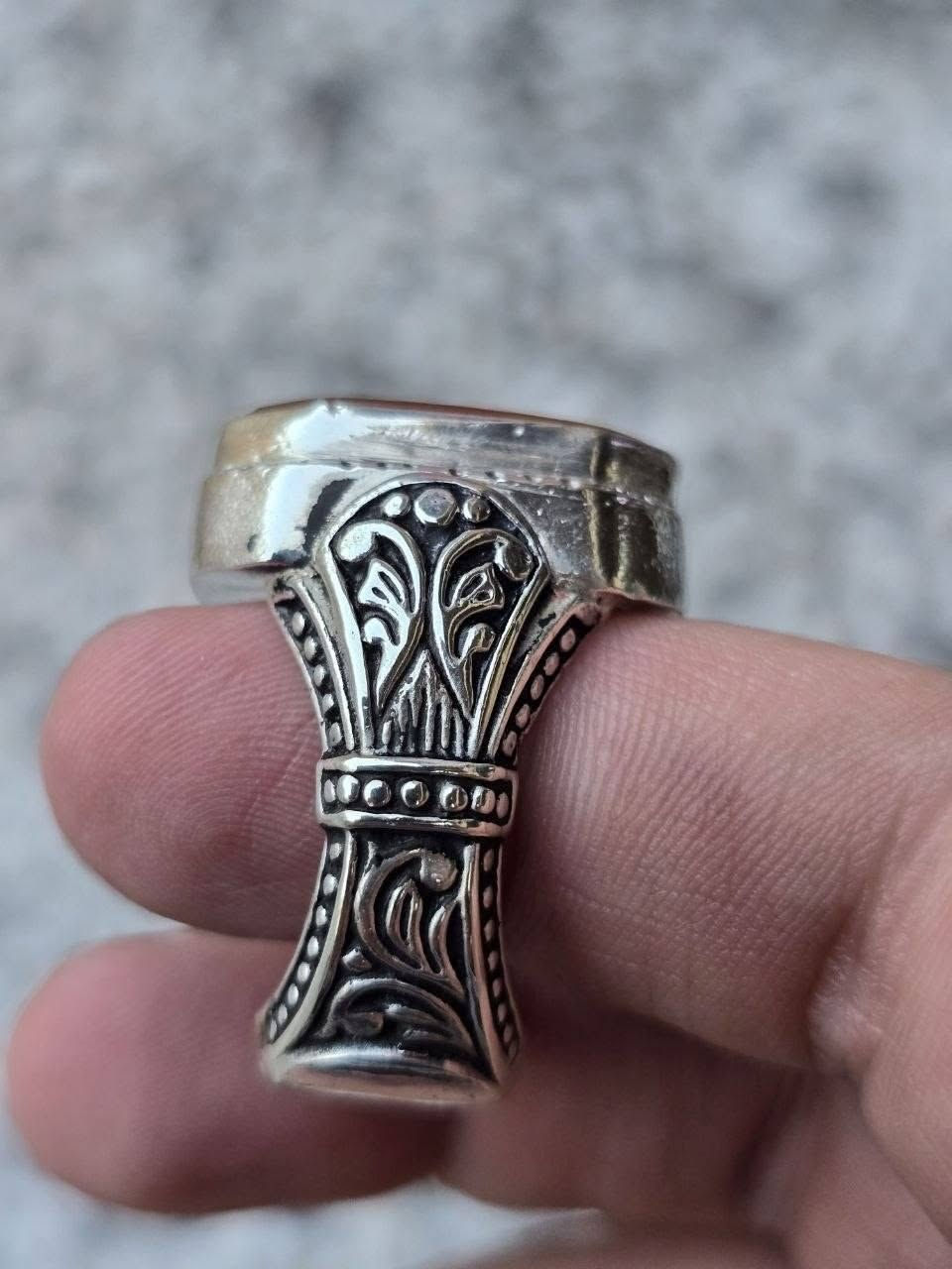 سلام عليكم 
للبيع تحفه من العقيق اليماني صياغه يدوية جميلة ووزن ثقيل جدا
● مخطوط ( ماشاء الله لاقوه الابالله استغفر الله )
●قياس الخاتم (٢٦) 
●وزن الخاتم ( ٣٧ ) غرام 
عنواني بغداد البلديات توصيل ماعندي للتواصل خاص او واتساب ***********
