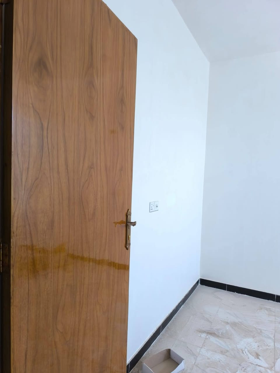 بيت طابقين بناء حديث درجة أولى للبيع السعر 90 مليون بالبكرلي قرب جامع سلمان المحمدي مجاور سنتر البكرلي قرب خط كيات البكرلي تبليط ومجاري خدمات كامله المساحه 100 متر يحتوي على غرفتين نوم وصاله ومطبخ وهول وصحيات فوك وصحيات جوه داخلية وخارجية عالي عن الشارع سند 25 طابو زراعي تحويل مباشر باسم المشتري للاستفسار ***********
