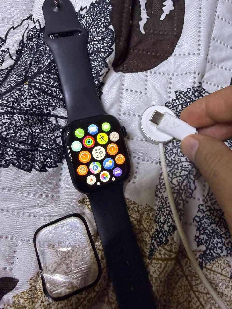 Apple Watch Series 7 GPS
* الخامة: ألمنيوم
* اللون: اسود 
* البطارية: 82% 🔋
* النظام: watchOS 26.3
* النوع: GPS
* الموديل: MKN53LL/A
* الحالة: مستخدمة ونظيفة
* الملحقات: الشاحن + الكارتون  
* الساعة أصلية  السعر 300  للتواصل على واتساب ***********
