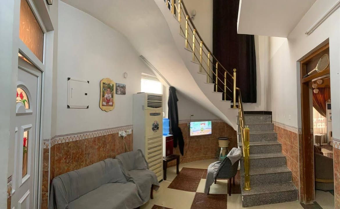 بيت للبيع بل جامعه
قرب كوفي النافوره مساحه 125 ركن طابقين يتكون من 3 غرف وكراج سياره سند باسمنه السعر 120 مليون وبي مجال 
***********

