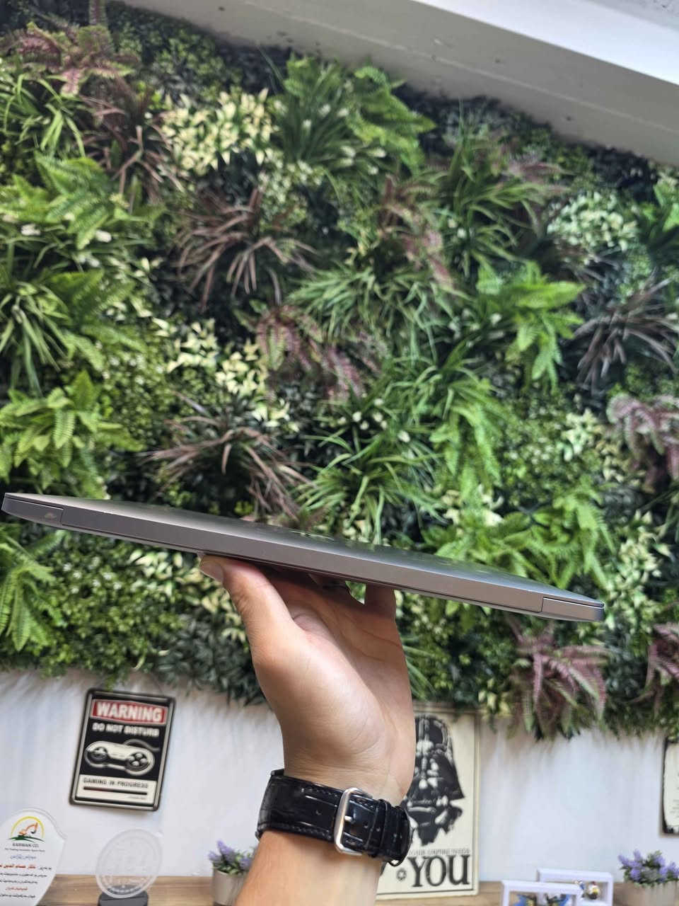 کوردی_ عربي
MacBook Air M1 (2020)

ڕام: 8GB DDR5
بیرگە: 256GB SSD
تەندروستی پاتری: 94% (زۆر خاوەن و کەم بەکارهاتوو)

لەگەڵ کارتۆن و شەحنکەرەوەی ئەسڵی خۆی (with box and original charger)

تێبینی: لاپتۆپەکە زۆر خاوێنە، بێ کێشەیە و هیچ شوخت یان لێدانێکی پێوە نییە. پاترییەکەی لە دۆخێکی نایابدایە.
 
عربي
 MacBook Air M1 (2020)
الرام: 8GB DDR5
الهارد (التخزين): 256GB SSD
صحة البطارية: 94% (ممتازة جداً واستخدام نظيف)

يجي مع الكارتون (العلبة) والشاحن الأصلي بالكامل.

الجهاز بنظافة الوكالة، بدون أي عيوب أو شخوط، والبطارية ممتازة وتطول بالشحن. متواجد في [أربيل/العراق].

Wareen for laptops 
Erbil sultan muzafar street
وەرین ستۆر بۆ لاپتۆپ هەولێر شەقامی سوڵتان مزەفەر 
محل ورين للابتوبات اربيل شارع سلطان مظفر أربيل, العراق
