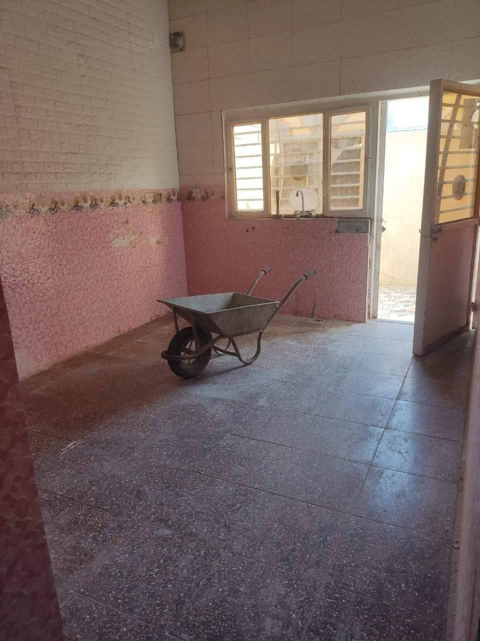 بيت للايجار كوت ثويني قرب مدرسه كوت ثويني للاهليه يتكون من غرفتين وصاله وستقبال ومطبخ وصحيات سعر 400قفل غير قابل للتفاوض ابد ***********
