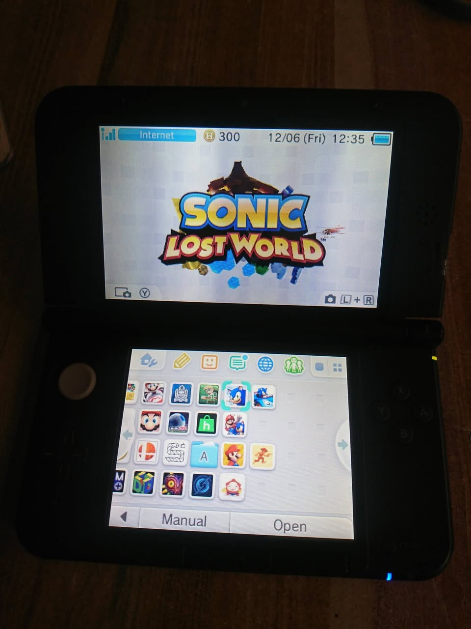 السلام عليكم جهاز 3DS XL مهكر رام 64 كيكا بي مجموعة العاب جهاز اخو الجديد شاحنه وقلم ويا لتواصل + جنطه ***********
