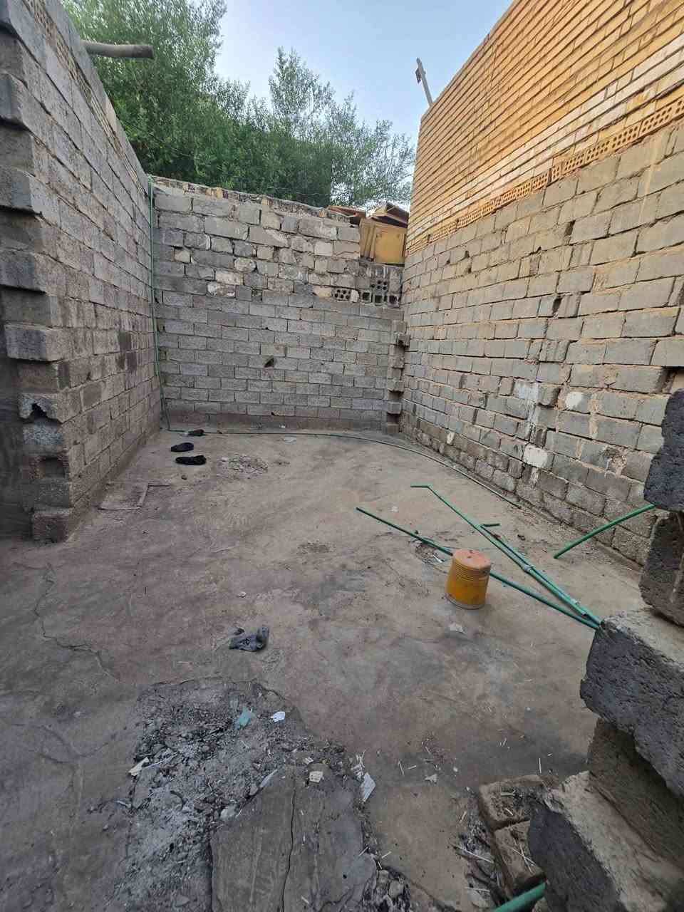 بيت عقد زراعي مساحته 180 متر مكانه مقابيل المطار خلف  اسواق فدك حي الصدر الثالث سعره 15مليون وبي مجال وهاذ رقم ***********
