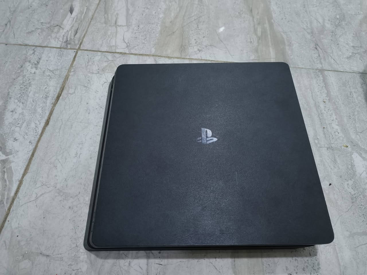 سلام عليكم
جهاز ps4  لوك ستيكر نظيف جدا جدا 🕹🖲🕹🕹
الجهاز امريكي باب اول 
كامل ملحقاته HDMI و كيبل تشغيل ويده واحد كوبي 🔥🔌
سعر ٢٥٠ 
للتواصل 
 ***********
