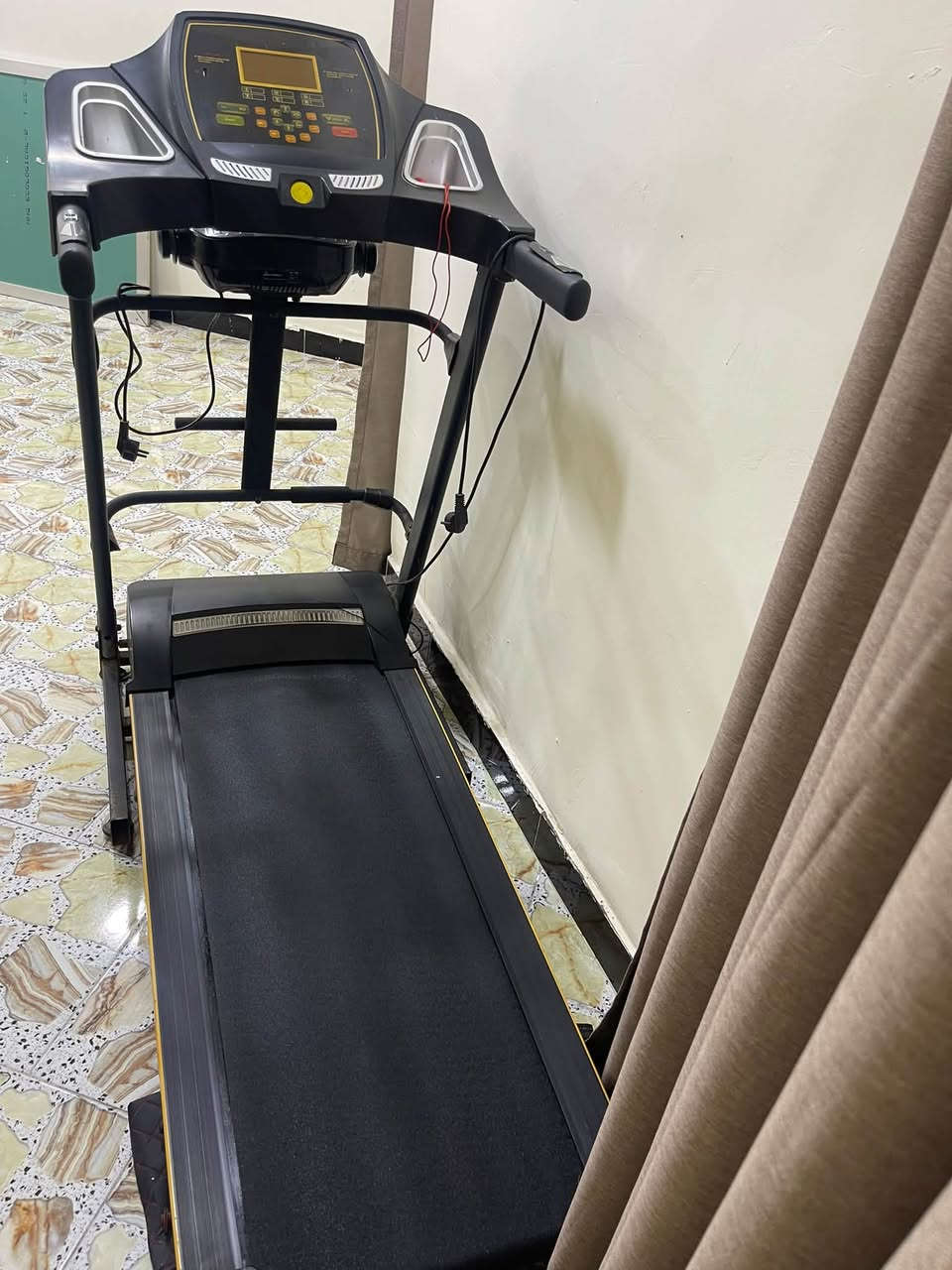 سلام عليكم 👍🏿 مال ركض للبيع مستعمل Treadmillيتحمل وزن 150وفوك
.
* 📊 يعرض الوقت، السرعة، المسافة، السعرات والنبض.
* ❤️ مقابض لقياس نبض القلب..
*********** رقمي ب250 وبي مجال .
* زر FAT موجود لاختبار/تقدير دهون الجسم.
* PROG للبرامج التدريبية

