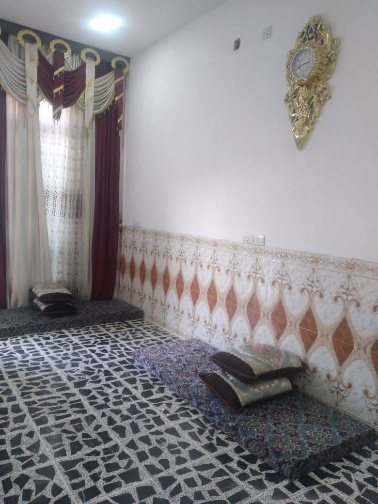 بسـم اللّـه الرحمٰـن الرحيــم
‏
‏ منزل  للبيع في (الفلوجة) منطقة ال (  23
‏قرب شارع 40نافذ عليه
‏🔻التفاصيل🔻
‏جنس العقار     { ملك صرف }
‏اسم الحي       { توزيع جديد 
‏المساحـة         { 125م } وجه " 6.25م " × نزال " 20م "
‏عرض الشارع   { 15}
‏
‏عدد الأدوار     { طابق واحد }
‏المحتويات⬇️
‏{ استقبال + صاله + مطبخ + غرفة نوم واحده + مجاميع صحيه داخل وخارج}
‏💵السعر المطلوب هو (  73مليون  )قابل للتفاوض
‏
‏👇للاستفسار الاتصال على👇
‏( ***********
‏
