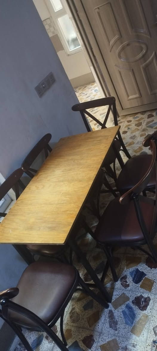 ميز طعام مع 6كراسي
نضافه 95٪ مثل ما موضح بلصور 

السعر 125الشراي يتفضل خاص او ***********
***********
