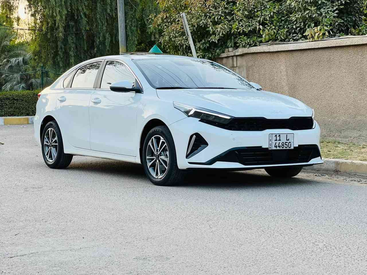 كيا k3 موديل 24 السيارة اشترتة زيرو على ايدي مكفول من الصبغ و البارد من كل النواحي بيه اثر استخدمام كم طخة بسيطة جدا جدا و غير واضحة اصلا السيارة شبة جديدة كشنات ماروني موصفاتة معروفة السيارة رقم بغداد ماشية 26.600 
مكاني - بغداد -كرادة 
السعر 139 ورقة و بيه مجال بسيط 
رقم الهاتف ***********
