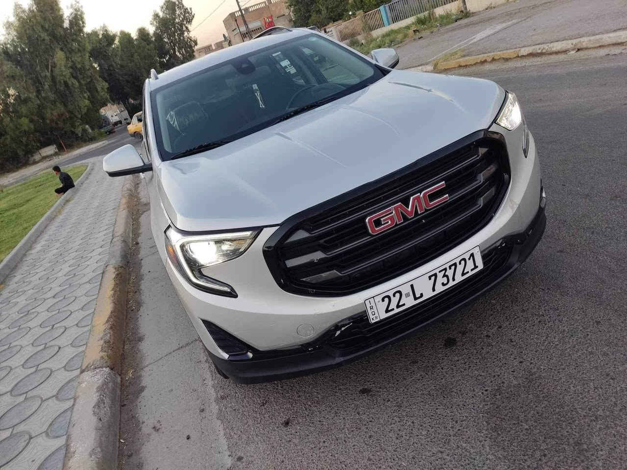 السلام عليكم بجم كبس
جمسي تيران GMC Terrain SLE  موديل 2021
فئة SLE
محرك 1.5 T
جير أوتوماتيك 9 سرعات 
Apple CarPlay و Android Auto
كاميرا خلفية
حساسات خلفية
تشغيل بصمة
تشغيل عن بُعد 
مثبت سرعة
تحكم بالستيرن جهتين 
بلوتوث وUSB
مكيف ممتاز
إنارة LED نهارية
زجاج ومرايا كهربائية
5 مقاعد مع مساحة واسعة
نظام مانع انزلاق وثبات إلكتروني 
وسائد هوائية متعددة

ملاحظة *السيارة بيها 5قطع صبغ بجم كبس كير محرك لغود شواصي مكفولات 

السعر:149 وبيها مجال 

بغداد

ه‍:***********
