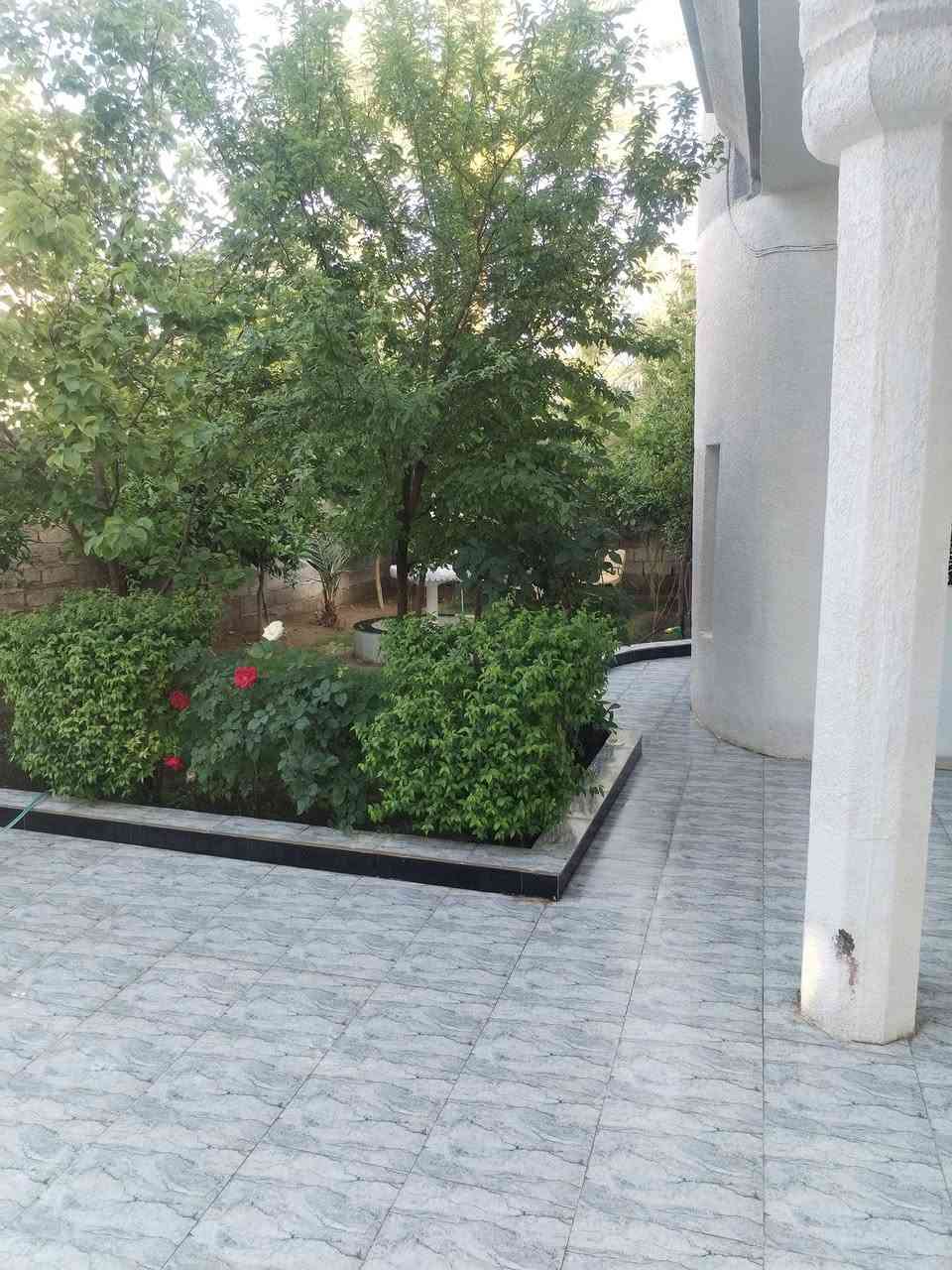 بسم الله الرحمن الرحيم دار للييع المساحه ٣٥٠ تقاطع الساده نهر الشيخ يبعد عن الشارع العام ١٠٠ متر البيت قاطين اربع غرف نوم اثنين جوه وثنين فوك أو مخزن كراج يتسع سيارتين كليدور هول واستقبال أو مطبخ أو مخزن ارضي اصاله مجمع الدرج ترك وره البيت متر عله عرض البيت مجمع صحيات دالخل أو خاج صحيات أبواب البلاستك بيبيسي درجه أوله ارضيه سيراميك بورسلين بيت كلش مرتب أو بالعافيه للي اكون من نصيبه السعر أو باقي التفاصيل اتصل أو تامر امر رقم الهاتف *********** الرقم الثاني *********** ومن الله التوفيق للجميع
