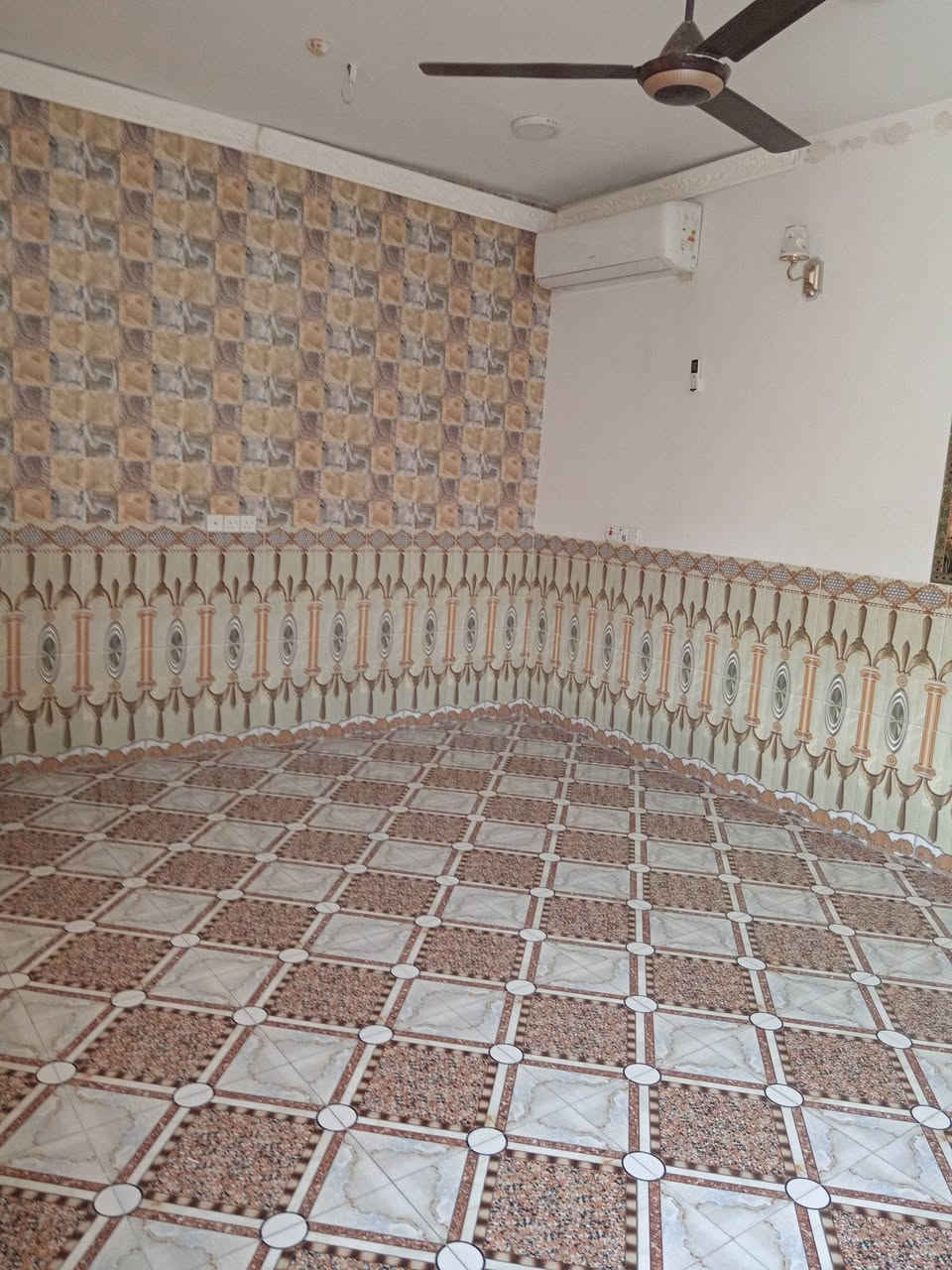 السلام عليكم بيت للبيع مساحه ٢٠٠ متر غرفتين نوم وصاله ومطبخ واستقبال حي زليزل فرع السابع قرب سيد شهيد سعره مناسب اتصل على هذا الرقم ***********
