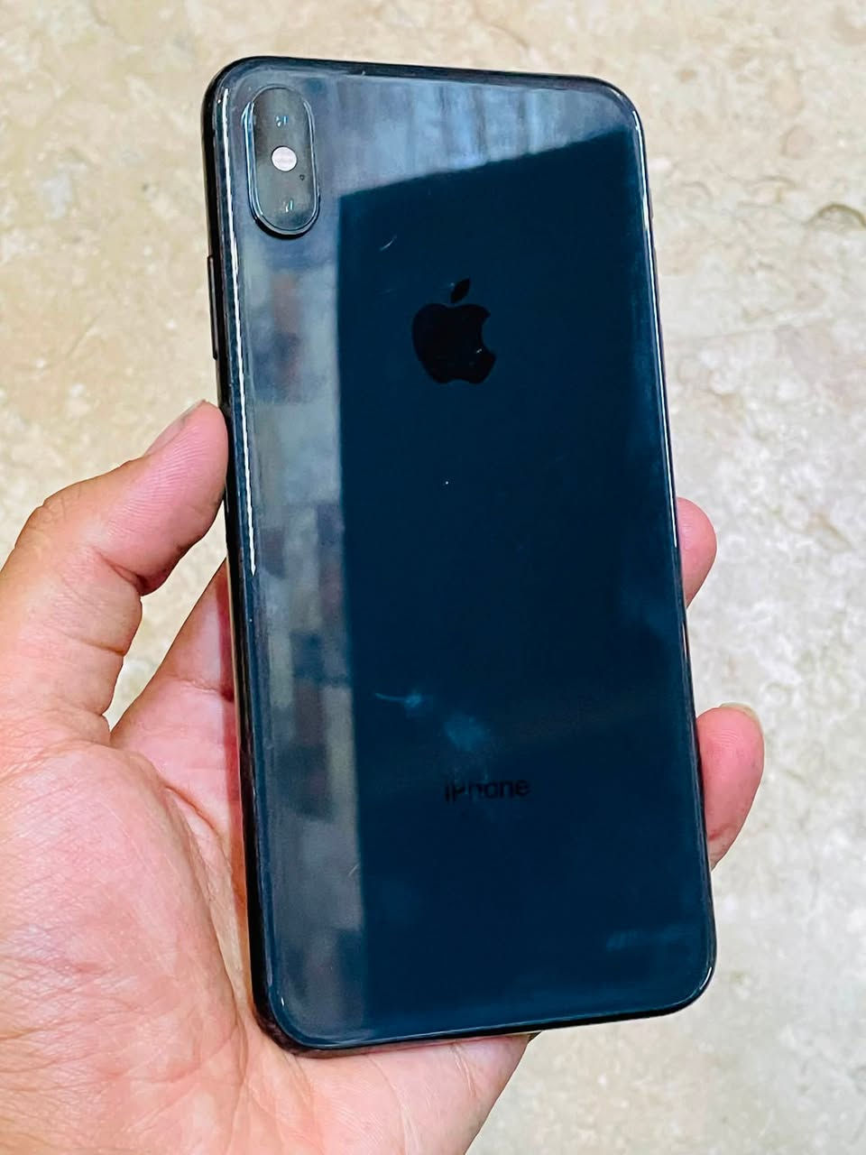 ايفون xs max
ذاكره 64
مفطور ضهره ومفتوح تخطي والكامره متشتغل 
يفيدك ألعاب وتصفح يخبل
السعر 80 الف قفل 
مكاني غزاليه 
*********** واتس فقط
