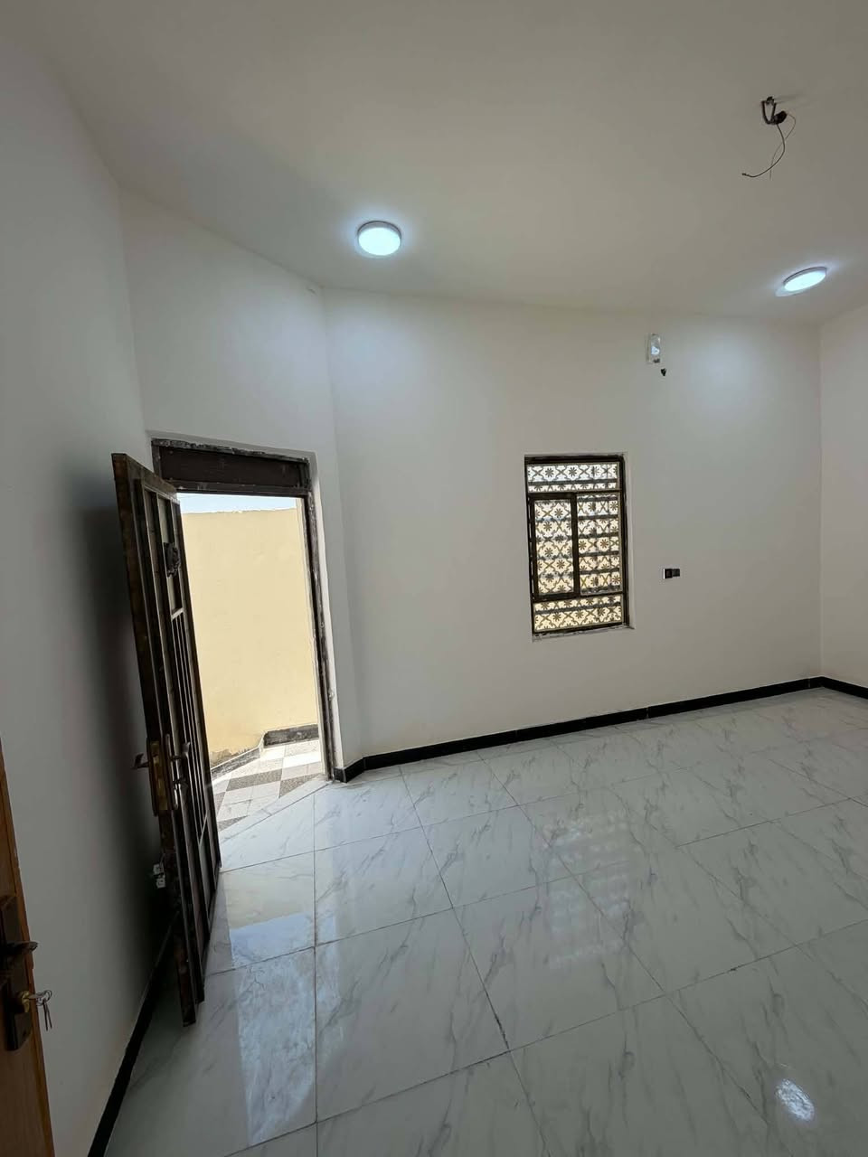 البيت للبيع مساحه 150 العنوان جزيره شارع زين العابدين يحتوي على غرفتين وصاله ومطبخ وحمام داخلي وخارجي وكراج واستقبال
السعر 75بيه مجال
الاتصال ***********
