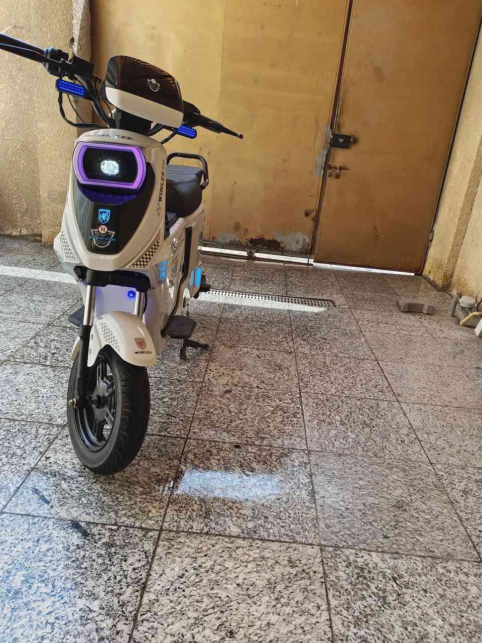 ⚡️ للبيع: دراجةشحن Rs9مدرع ابو الصندوق -موديل 2026 الجديد ⚡️
النسخة الأقوى والأسرع ابو الصندوق الوسطي للتخزين
الدراجة بحالة الزيرو (جديدة)
 العنوان (المكان): كربلاء المقدسة
🛠 المواصفات الفنية والأداء:
الملف نحاس ثقيل بقوة (2000W) 
السرعة القصوى: 109 كم/ساعة (حقيقية).
نظام القيادة: 4 سرعات مختلفة + خاصية الرجوع للخلف (بگ) +خاصية البارك(P)+ خاصية تثبيت السرعة .
البطاريات: طقم 5 بطاريات الحجم الكبير دبل (60V / 32A).
الحجم: 300-10 (أكبر حجم متوفر).
نظام الكبح: بريكات دسك هيدروليك (أمامي وخلفي) لأمان عالي.
الإطارات: تيرات جوبلس مع ويل كب مميز.
🌟 الإضافات والرفاهية:
التصميم: لون ابيض ملكي مميز (و الويل باللون اسود).
التحكم: تشغيل عن بُعد (بصمة) + مفتاح 🔑 + تشغيل ببصمة اليد + تشغيل عن طريق الموبايل بالبلوتوث كارت 
الشاشة: شاشة رقمية ذكية لعرض (السرعة، المسافة، مستوى الشحن، وكشف الأعطال).
الإضاءة: نظام LED متكامل (نهاري، ليلي، إضافي، وخلفي) مع دبل إشارة.
الأمان: جهاز إنذار ضد السرقة + قفل التاير الخلفي + قفل السرج والبطارية.
🔋 ميزات إضافية:
بايدر مساعد (يعمل على شحن البطارية أثناء القيادة).
نظام تعليق مريح (4 دبلات: 2 أمامي و 2 خلفي).

💰 السعر:
525 ألف دينار عراقي (وقابل للتفاوض البسيط للشراي).
📍 المكان: كربلاء
📞 للاستفسار والطلب: اتصل على الرقم ***********أو المراسلة خاص. فقط واتساب
