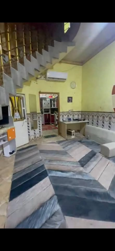 السلام عليكم يتوفر بيت بلديه باسمي نموذج 25 نصف قطعه 100 م بناء حديث مرتب درجه اولى قاطين البيت  السعر 80 وبيه مجال قليل العنوان الزبير الريسزز الاستفسار ع الرقم ***********
