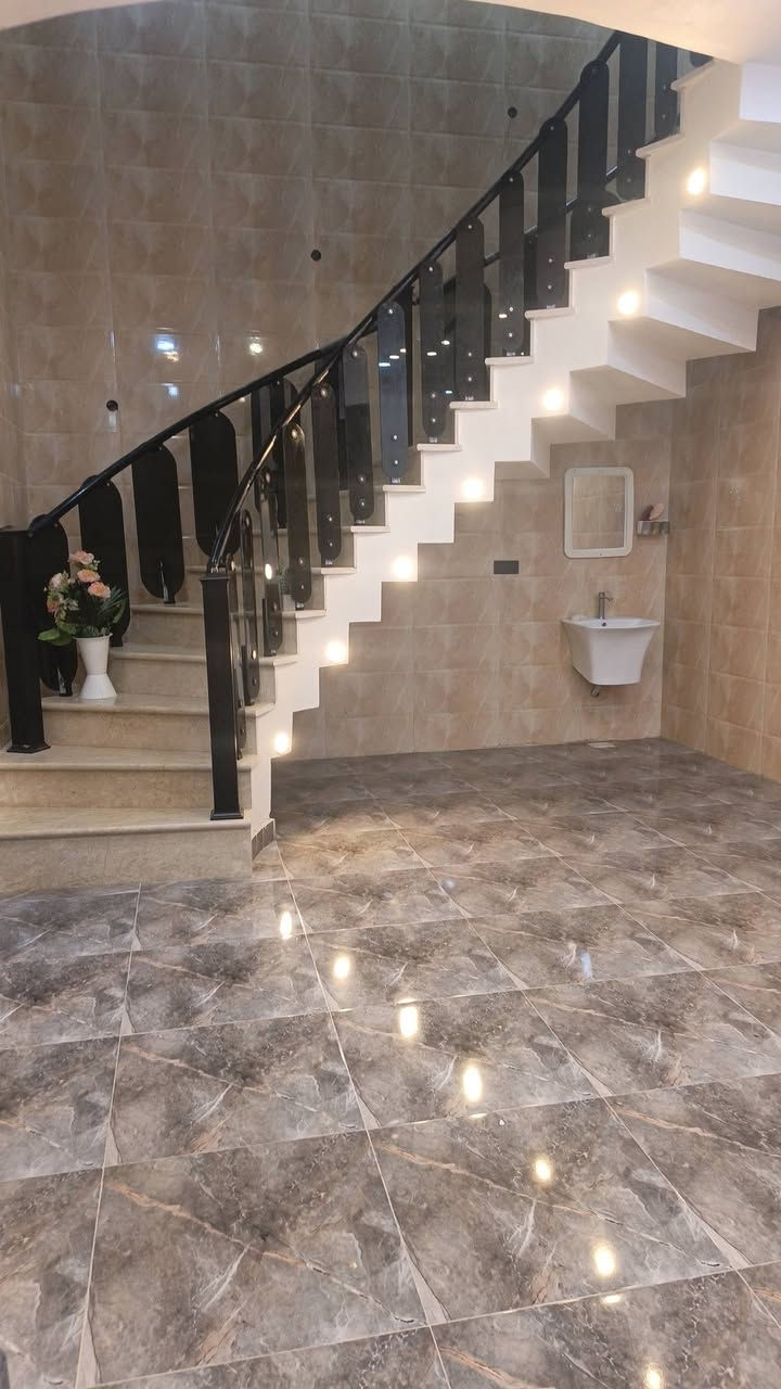 السلام عليكم بيت للبيع مساحه300متر بناءلبيت مساحه 160متر حديقه 140متر مساحه كليه 300متر بناء درجه اوله طابو صرف عنوان سلمان باك منطقه تصنيع قريب قاعة اوسكار قريب شارع عام بيت ركن استفسار ***********
