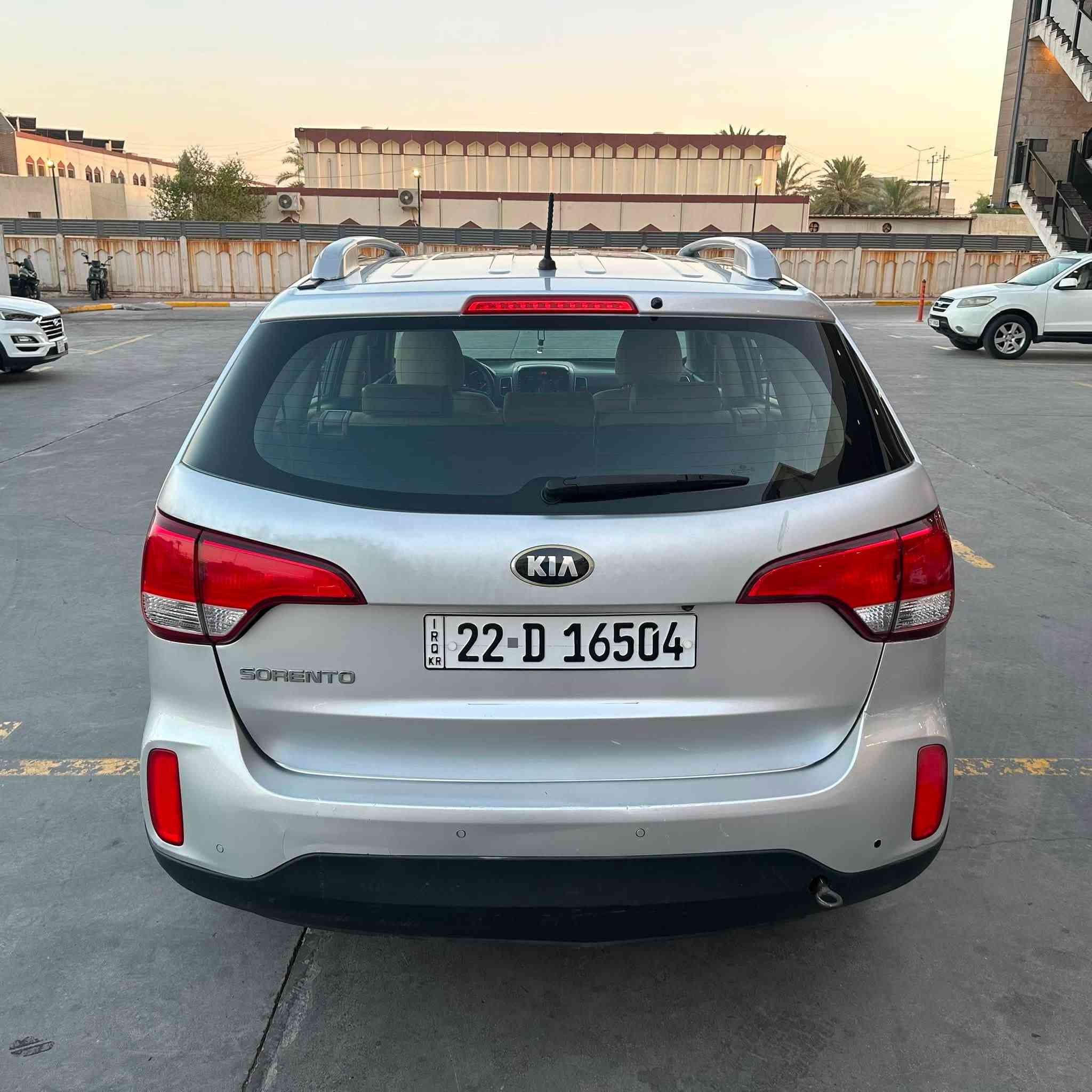 KIA SORENTO(وارد خليجي)
سنة الصنع :-2014
عداد المسافة :-247000 كم
حجم المحرك :- 2400 دوش
لوحات التسجيل اربيل
7 راكب 3 قطع تبريد بلادي 
السيارة مكفولة من الحادث والصبغ فقط مكانين بارد بسيط
السعر :-14750$ قابل للتفاوض
العنوان :- بغداد جانب الكرخ
للتواصل :-***********
