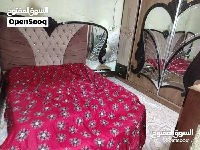 السلام عليكم بيت للبيع في البصرة حي الحسين الطاك شارع مركز شرطة الفراهيدي البيت مساحه 100 بناء قديم داخل فرع البيت طابو صرف ملك البيت البيت بي غرفتين و ديوانيه و صاله و مطبخ و مخزن و تواليت وحمام واحد البيت سعره 65 مليون و بي مجال للطيبين 
***********
