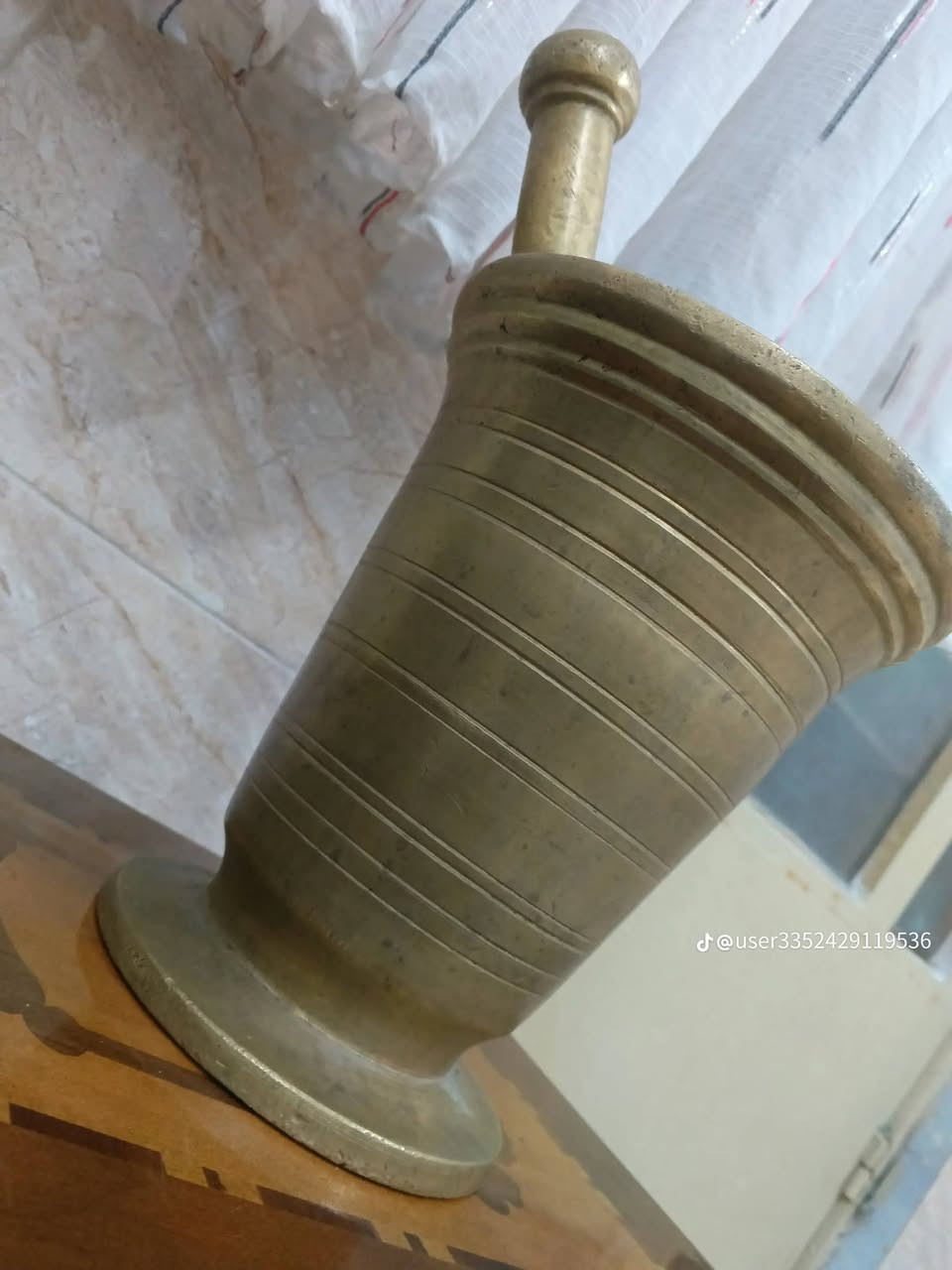 سلام عليكم هاون للبيع قياس 24 بغدادي مخطط وزن 13كيلو ثقيل جدا نظافه 100% ***********

نص مكتوب في الصور:
- @user3352429119536