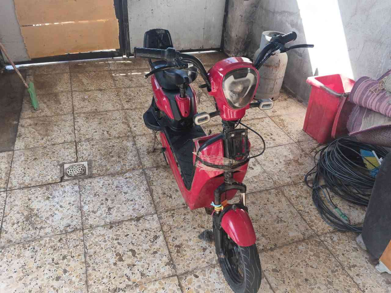 دراجه شحن حجم 14 دراجه نضيفه.. 
بطارياتها نضيفه وممتازه 💪
تمشي مسافه مابين 25 30 كيلو متر 🔥
تايراتها جديده جوبلس 🛵
بس يرادله صيانه قليله 👍🏻
سعر الدراجه 175 وبيهه مجال 🌹
للاتصال
*********** 📞
