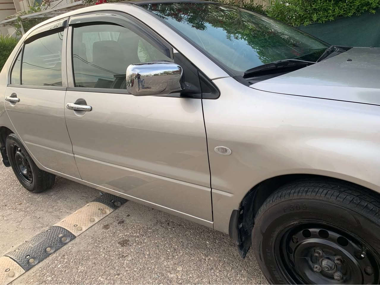 لانسەر ٢٠٠٩،مەکينە بچوک،کاڵبونەوەی نييە،سێ پارچەی پەمی دەرەوەی هەيە لەوانەيە پەميش نەبێ واتا هيچی نەبێ بەڵام من بە پەم دەی فرۆشم،سەنەوی نوێيە ،تايەی نوێيە،بێ مەسروفە زۆر خاوێنە،بەناوی خۆمە،چوار جام کارەبايی،نرخی(٧٠$)بێ مامەڵە،مۆبايل(***********) أربيل, العراق
