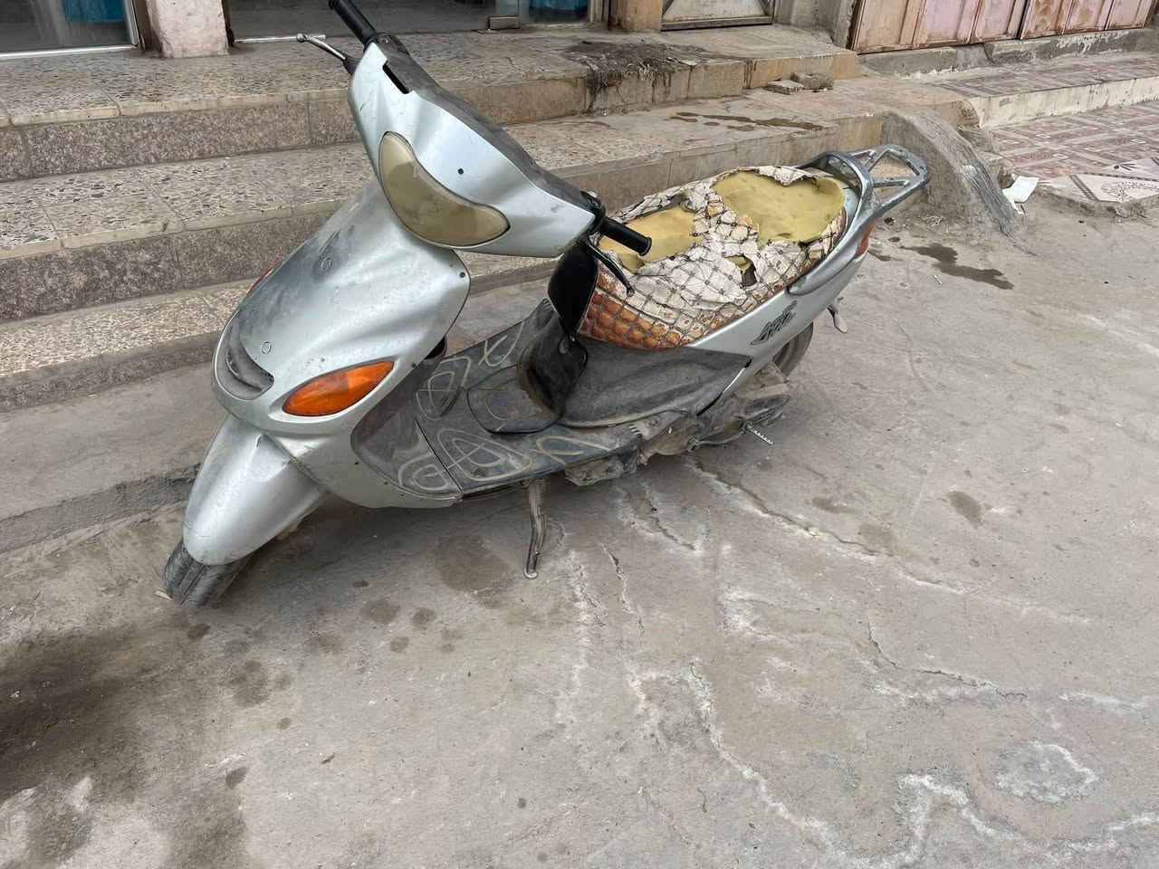 سلام عليكم دراجه أكزز للبيع دراجه شغاله من الطول للطول فقط عوزه باتري  سعر ٢٥٠ او بيه مجال المكان قرنه شارع الجمهورية مقابيل بنايه جاسم ابو الببسي رقم الهاتف ***********
