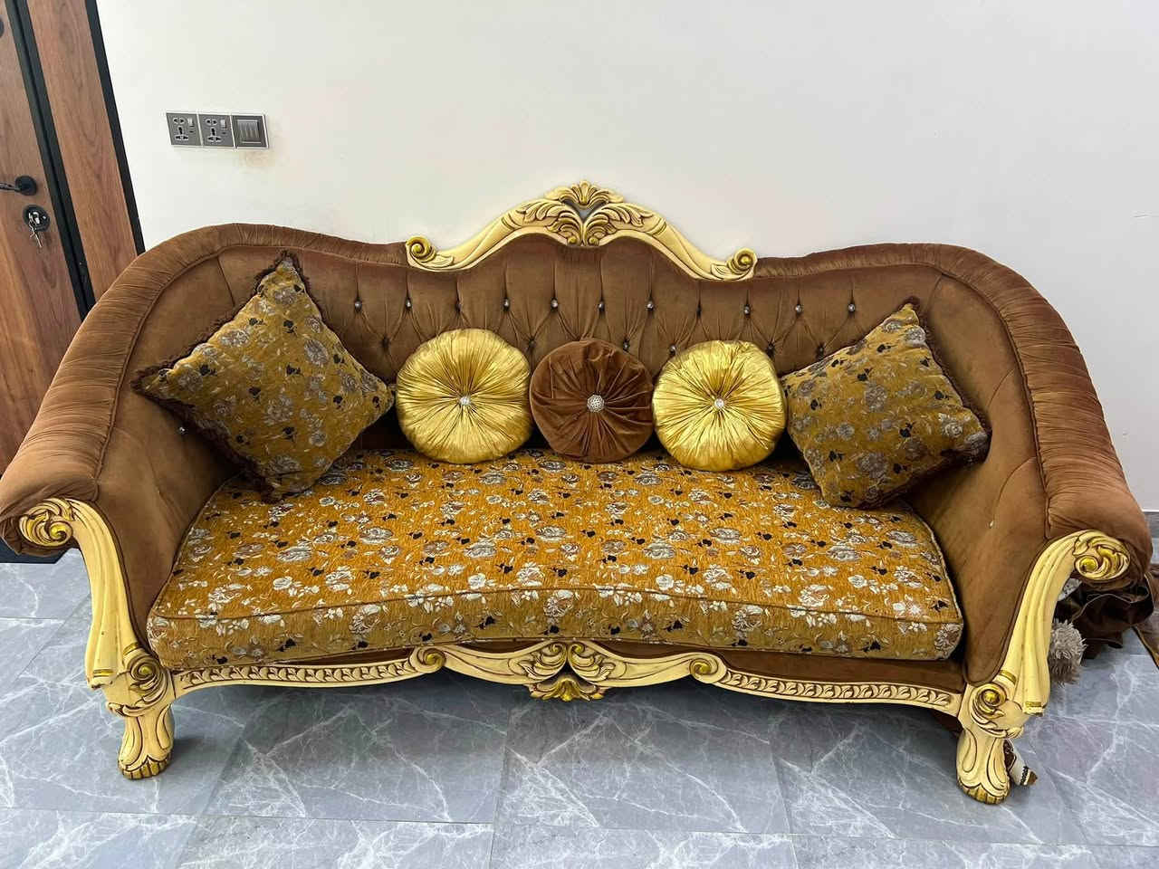السلام عليكم 
تخم ملكي للبيع خشب زان اصلي ثقيل مستخدم نضيف جدا مثل ما موضح 
السعر380 وبي مجال 
سبب البيع صغر المكان. شرط النضافه والفحص للاستفسار الاتصال ***********
