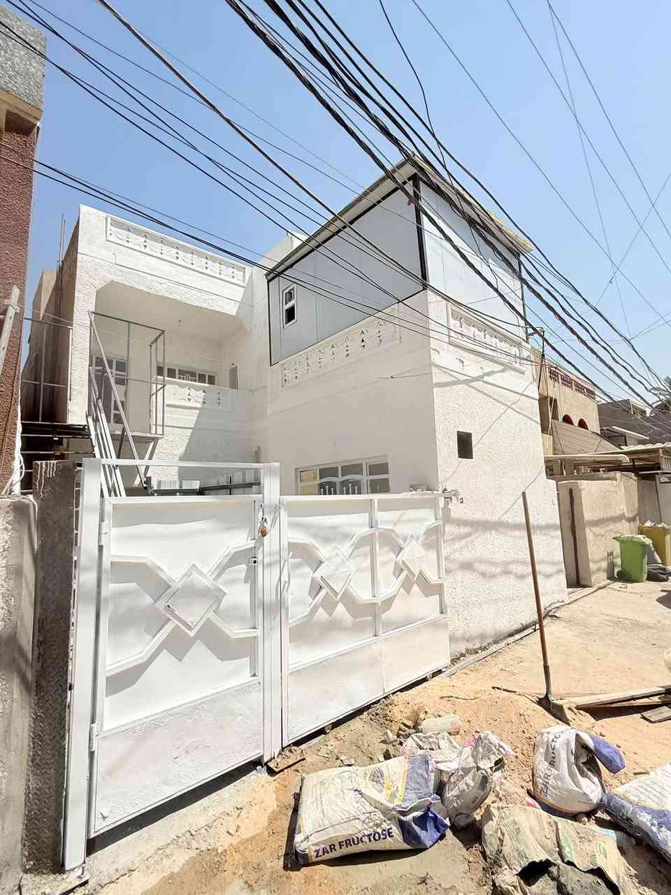 السلام عليكم
للأجار مشتملات عدد 2 يحتوي كل طابق على صالة + غرفة نوم + مطبخ +صحيات وطابق الاول يحتوي على كراج ومنور عدد 2 والطابق الثاني يحتوي على بالكون وسطح عدد 2 عنوان الدورة شارع الزهور  
للأستفسار الاتصال على هذا الرقم 
***********
