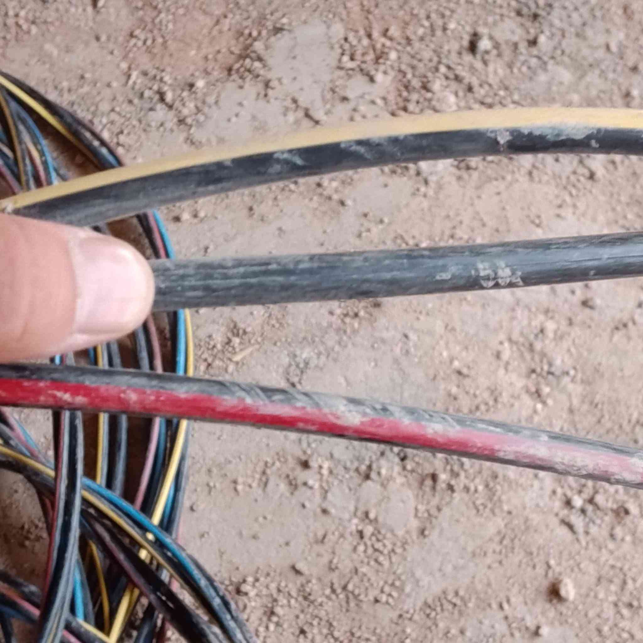 سلام عليكم كيبل البيع ابو الربعه خطوط طول 42متر مستخدم قليل مراسله اوتصال ***********

