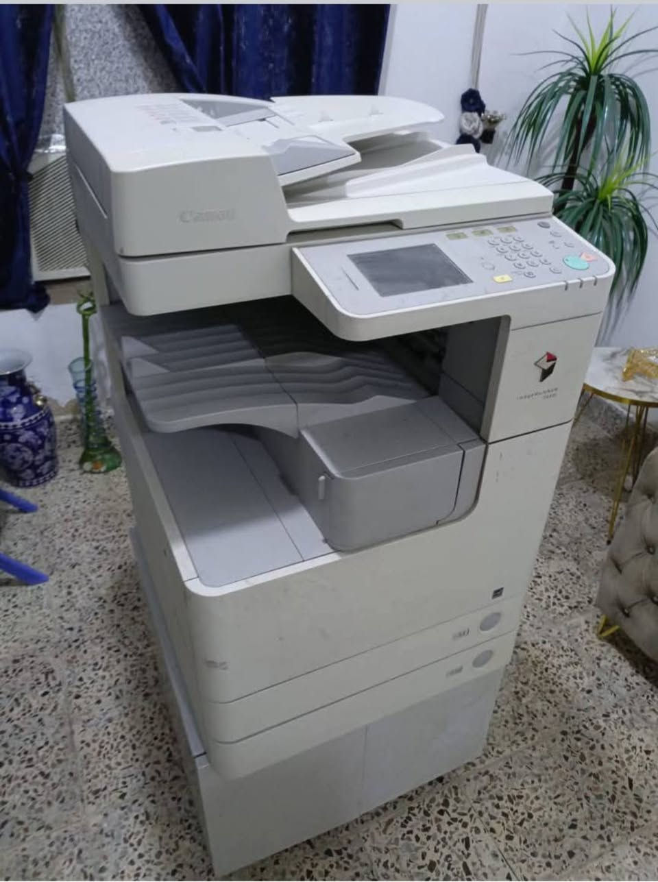 يتوفر جهاز كانون حجمه 2530i ابيض واسود حبره 10 الف قوي ومتين يسحب ورق A4  و A3  بيه فيدر علوي يسحب وجهين وجرارات للورق يفيد المدارس والكليات ودوائر الدولة  لقلة صيانته وغير مكلف سعره 500 دولار وبيه مجال للاتصال واتساب *********** جهاز نظيف مال وجبة
