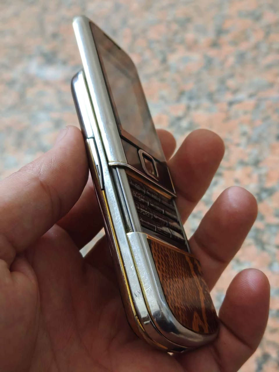 سلام عليكم ❤️
​للبيع هاتف الكلاسيك الفاخر Nokia 8800 Arte (GIVORI Edition) أصلي، من أندر وأرقى الأجهزة الفخمة والمخصصة لعشاق القطع النادرة والمقتنيات المميزة.
​• المواصفات والتصميم: شلايدر (سحب) كلاسيكي، مع لمسات شركة GIVORI الفاخرة المطعمة بجلد الطبيعي الفخم (نقشة الأفعى/الزواحف) مع لمسات ذهبية وهيكل ستانلس ستيل بحالة ممتازة.
• الحالة: الجهاز أصلي 100% (صنع في كوريا - Made in Korea) وبحالة ممتازة شغال كفالة.
• الملحقات: البيع للجهاز فقط بدون ملحقات.
• الموقع: بغداد (يتوفر توصيل داخل بغداد ولجميع المحافظات).
​للتواصل والاستفسار (اتصال أو واتساب حصراً):
***********
​(ملاحظة: الرجاء التواصل للجادين فقط والعارفين بقيمة الجهاز وندرته ❤️) بغداد, العراق
