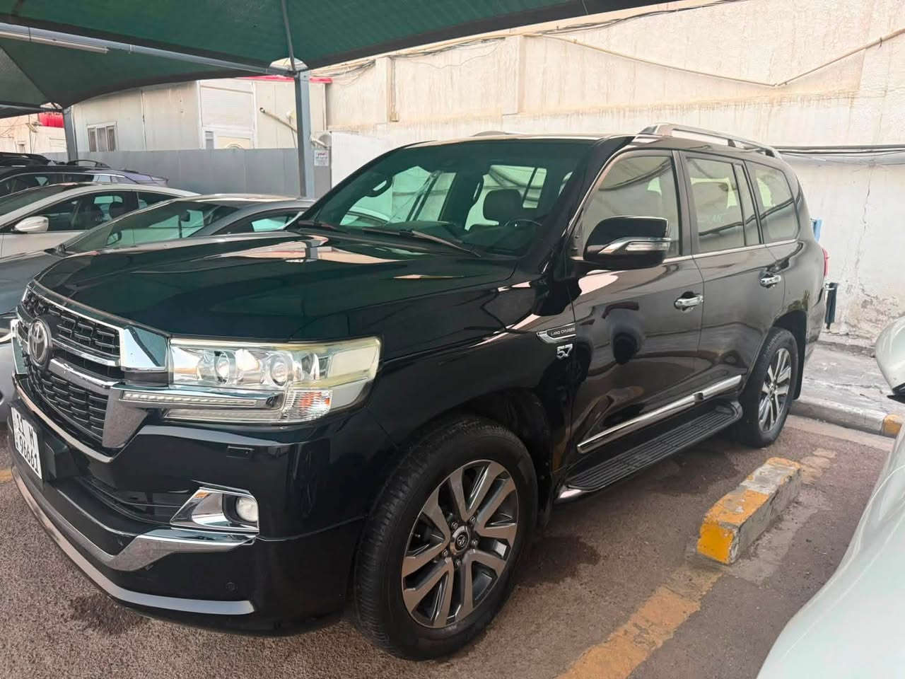 تويوتا لاند كروزر VXS
موديل 2016

المحرك: 5.7 لتر V8
ناقل الحركة: أوتوماتيك
الممشى: 144,000 كم
السعر: 48,500 دولار – قابل للتفاوض
الموقع: بغداد – العراق

المواصفات والحالة:

* محرك V8 سعة 5.7 لتر، قوي وسلس بالأداء.
* ناقل حركة أوتوماتيكي.
* مقاعد وداخلية جلد فاخرة.
* نظام تكييف مزدوج.
* كاميرا خلفية مع حساسات للمساعدة على الاصطفاف.
* السيارة بحالة ممتازة ومحافظة وجاهزة للاستخدام.
* سجل صيانة كامل متوفر.
* بدون حوادث وعنوان نظيف.
* إمكانية فحص وتجربة السيارة متاحة.

لاند كروزر الأسطورية التي تجمع بين الأداء القوي، الراحة 

والفخامة، والاعتمادية العالية على الطرق وداخل المدينة.

للاتصال:

***********

