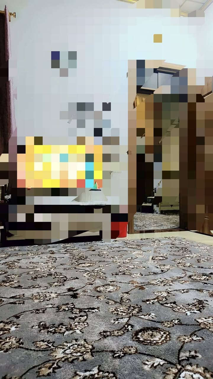 كاربت زوليه لون رصاصي مورد بجوزي متكونه من 6قطع اثنين قياسها 4في 5 وثانيه 5ونص ومال غرفه قياسها 4ونص ب 4 ومال مطبخ قياسها 4ونص بأربعه وكو هم 2ونص ب 5ونص شرط درجه اولئ  الي بريدهم يتصل عل رقم ..***********.

نص مكتوب في الصور:
- POCO M8 Pro 5G 2026.10.04 15:28