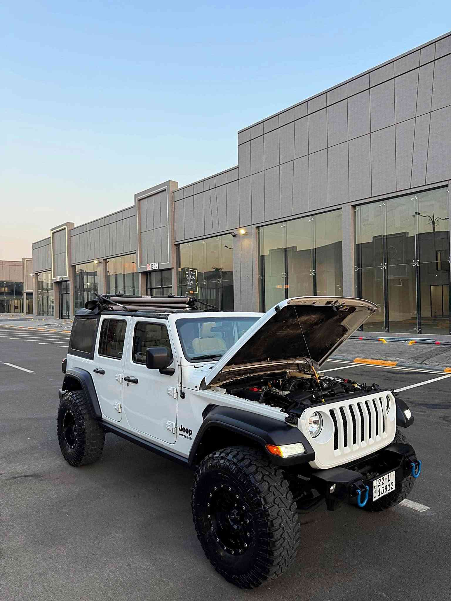 {Jeep Wrangler 2022}
🇺🇸~~~~~~~~~~~~~~215$~~~~~~~~~~~~~~🇺🇸
            ( وارد امريكى بدون صبغ و بدون تعديل )
               (سياره گير عادى 4*4 كامل تزويد )
موديل : 2022
مكينه : V6 سلند 3.6ليتر بنزين 
ماشيه : 35الف مايل حقيقى 
لون : ابيض
رقم شاصى : 1C4HJXDG9NW124191
رقم : اربيل سنوى جديد حتى 2030 تحويل مباشر 
مواصفات: فول عادى بس بصمة و كاميرا و دبل اكسل
مكينه و گير و كهربائي كل شرط 

مكان سياره / اربيل شارع ٦٠ 
رقم موبيل / ***********
                   ***********
              (سيارة جاهزه الحمدلله بدون اى نقص)
~~~~~~~~~~~~~~~~~215$~~~~~~~~~~~~~~~~ أربيل, العراق
