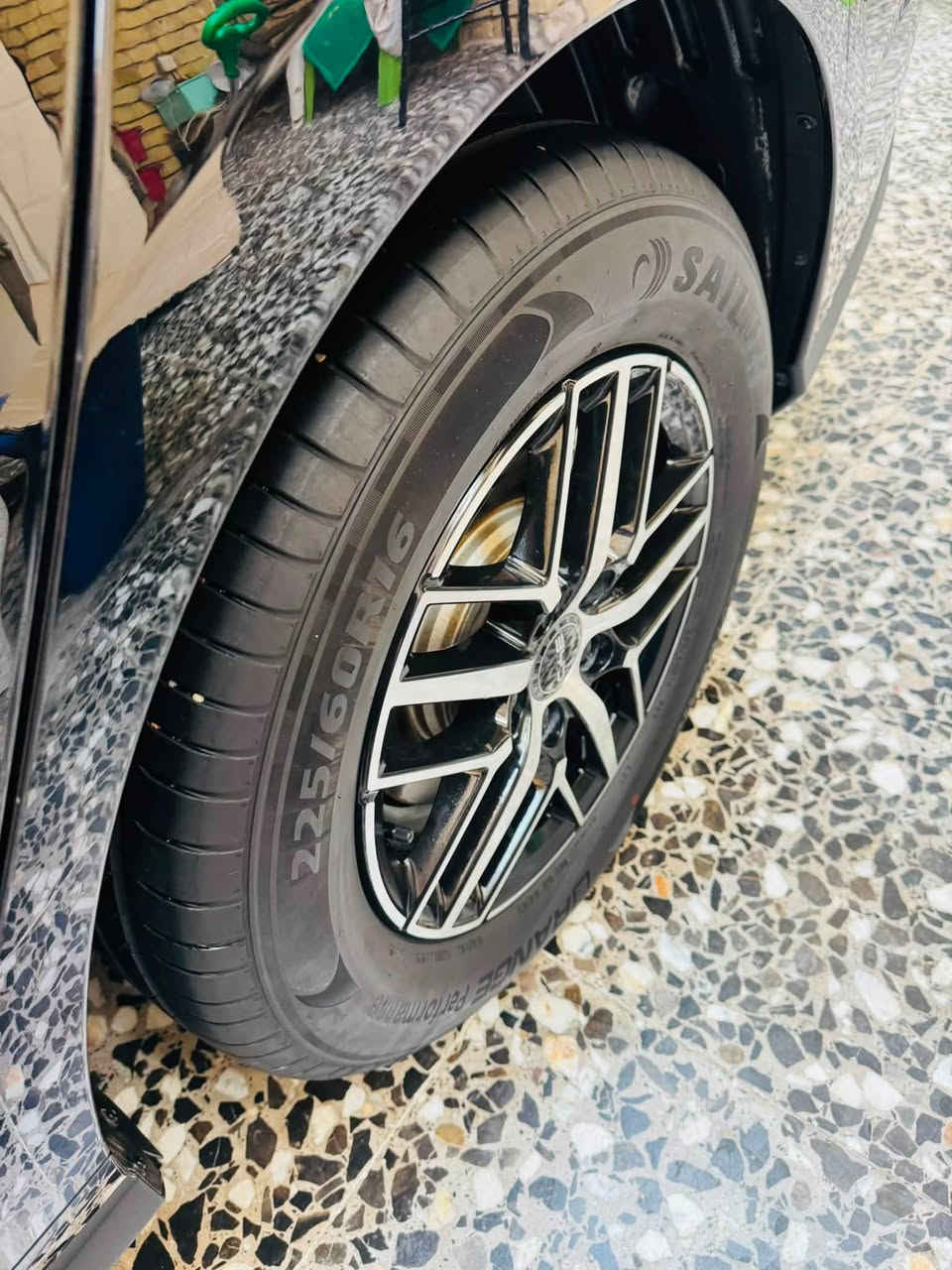 بي واي دي سيل 5 لون اسود ملكي داخل ابيض السياره فول ويل كب كروم بلادي مستخدمه 9الاف وضع الزيرو غراضهه كلهه كامله بصمه و كارت وشاحن و فوم السياره كفاله عامه بيهه ملاحضه وحده فقط شبر bdr باقي كله كفاله 
السعر 20,900 

مكاني الزعفرانيه اربع شوارع //***********
