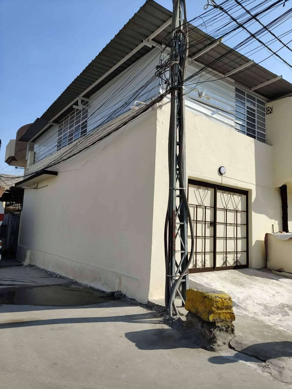 🏠 دار ركن للبيع في الموصل - رأس الجادة 🏠✨ فرصة مميزة لامتلاك منزل بموقع خدمي وقريب ✨📌 الموقع: الموصل - الجانب الأيمن - رأس الجادة (خلف البطاقة الموحدة).📐 المساحة: 103 متر مربع.📐 الواجهة: ركن.🧱 البناء: طابقين.📋 تفاصيل الغرف:4 غرف نوم بمساحات كبيرة.2 غرف نوم بمساحات صغيرة.⚖️ تفاصيل السند: ملك صرف، السند باسم شخص واحد وشرط التحويل المباشر.💰 السعر: 120 مليون دينار عراقي (وبيه مجال للجادين).📞 للاستفسار والتواصل:اتصال 
 ***********.. متوفر واتساب 
***********..
