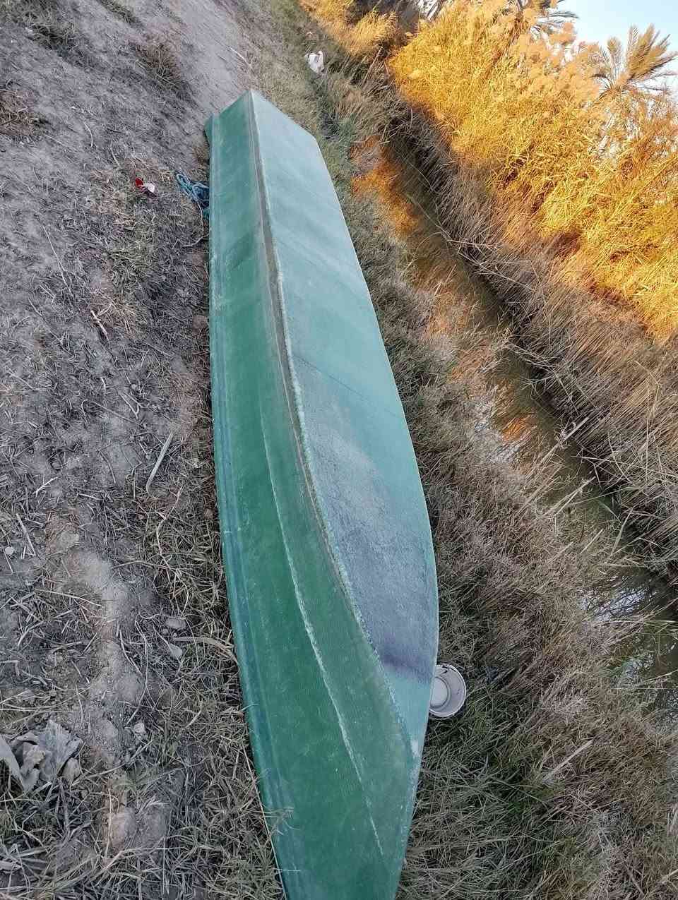 للبيع زورق فيبر قطع الطول 5متر وعرظ من جوه 60تقريبآ  ملفوف كله ماده نظف وقوي وخفيف  العنوان بصره كرمه علي ***********
