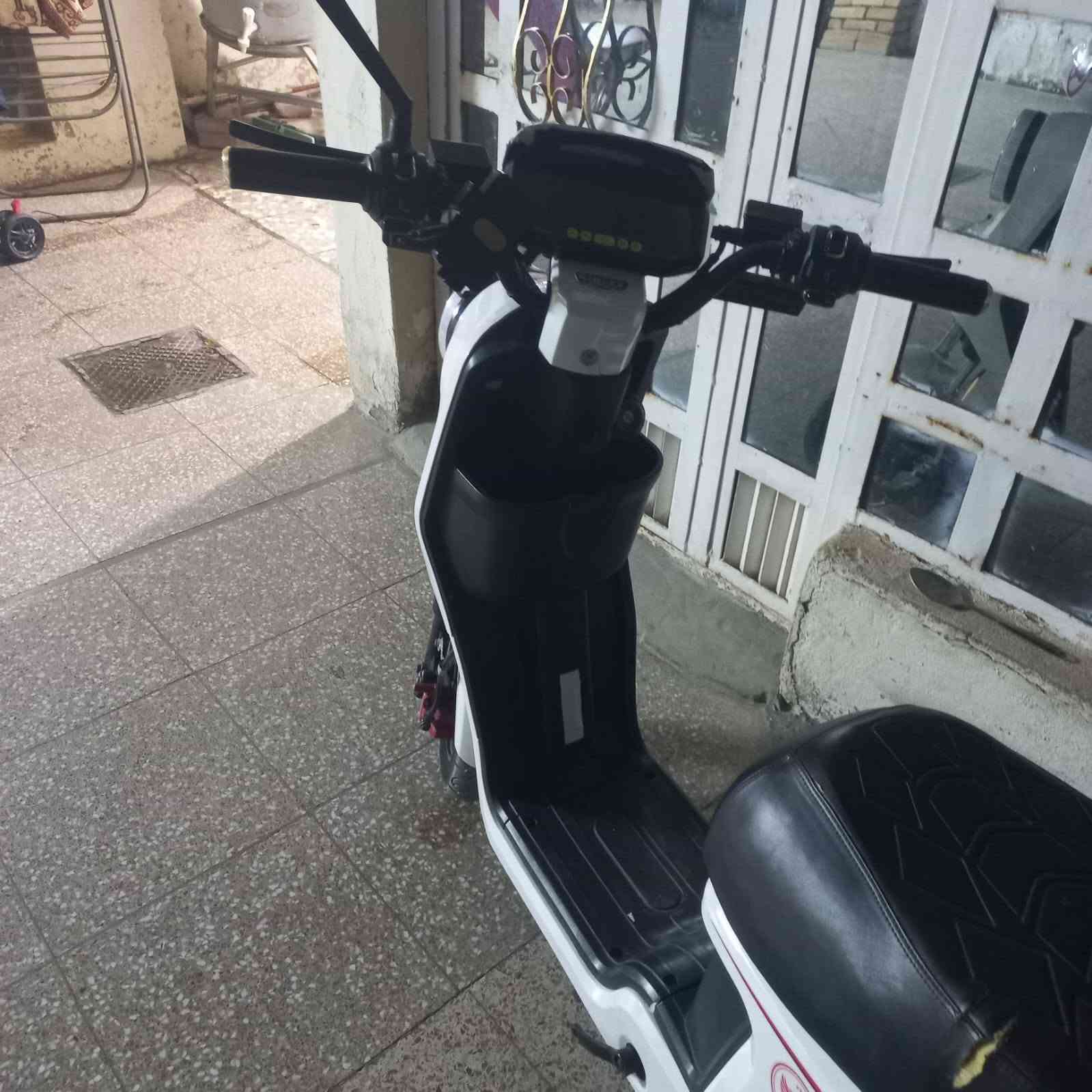 السلام عليكم ورحمة الله وبركاته دراجة شحن للبيع 450 وبيها مجال
مواصفات فول مواصفات بيها خمس بطاريات اربع سرع الدرجه سرعتها109 بيها نظام R ملف 1500W
 البريكات دسك أمام وخلف
 بيها دبل إشارة لايتها لد
 دبلات أمام وخلف
