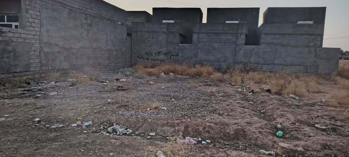 قطعه ارض ٢٠٠ متر  للبيع  خلف كاع نجم الجحيشي ورة الشاخة سعر ٨ مليون وبيها مجال الشراي مارجعه رقم ***********
حتى الشارع انفرش حجر
