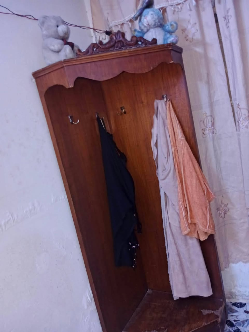 السلام عليكم طباخ وغرفه نوم نقص ميز مرايا سعر طباخ 125جدثد ستعمل شهرين وغرفه نوم ١٧٥ بيها مجال عنوان بغداد باب الشرجي***********
