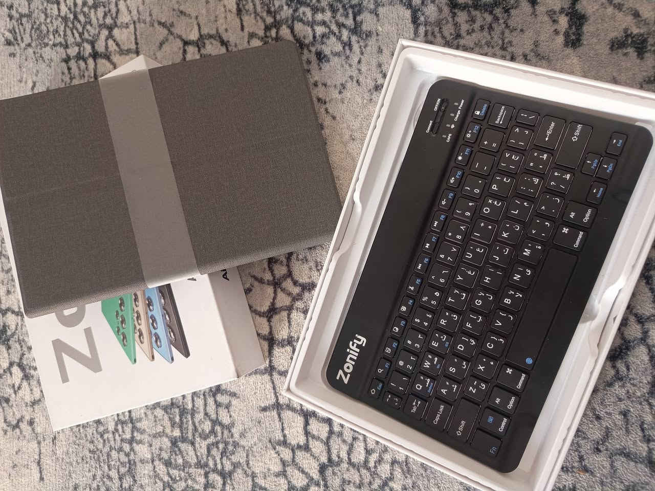 سلام عليكم 
متاح تابلت باكيت مامفتوح 
مواصفاتة: 
Zonify Air Pad U25 ULTRA
الشاشة: بحجم 10.1 بوصة بدقة FHD Incell ودقة عرض 3000 \times 1440
الذاكرة والتخزين: ذاكرة عشوائية (RAM) بسعة 16 جيجابايت مع مساحة تخزين داخلية (ROM) بسعة 1 تيرابايت ذاكره واحد تيرا .
النظام: يعمل بنظام تشغيل Android 15.0
الكامــرات 
1-كاميرا الأمامية: 8 ميجابكسل.
2-الكاميرا الخلفية: 13 ميجابكسل
البطارية: بطارية بسعة كبيرة (Large Battery Capacity). 
الاتصال: يدعم شبكات 5G والـ Wi-Fi
يجي وياه كامل الملحقات 
1-لوحة مفاتيح 
2-قلم لمس 
3-كيبل شحن 
4-لاصق شاشه 
5-حافظه 
6-سماعة بلوتوث 
سعره 260 وبيه مجال بسيط 
مكاني ناصريه مركز سديناويه
