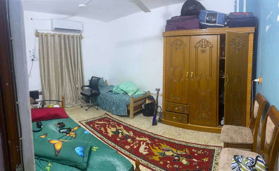 بيت بسعر جيد  للبيع مساحه 200 متر بالطابو واقع حال 220 يحتوي على ثلاث غرف مطبخ صاله استقبال صحيات داخلية  وخارجيه وكراج طابق واحد السطح شتايجر كله طابوق بناء متوسط العنوان سومر نهايه شارع المرور السعر 190 مع المجال لتواصل ***********
