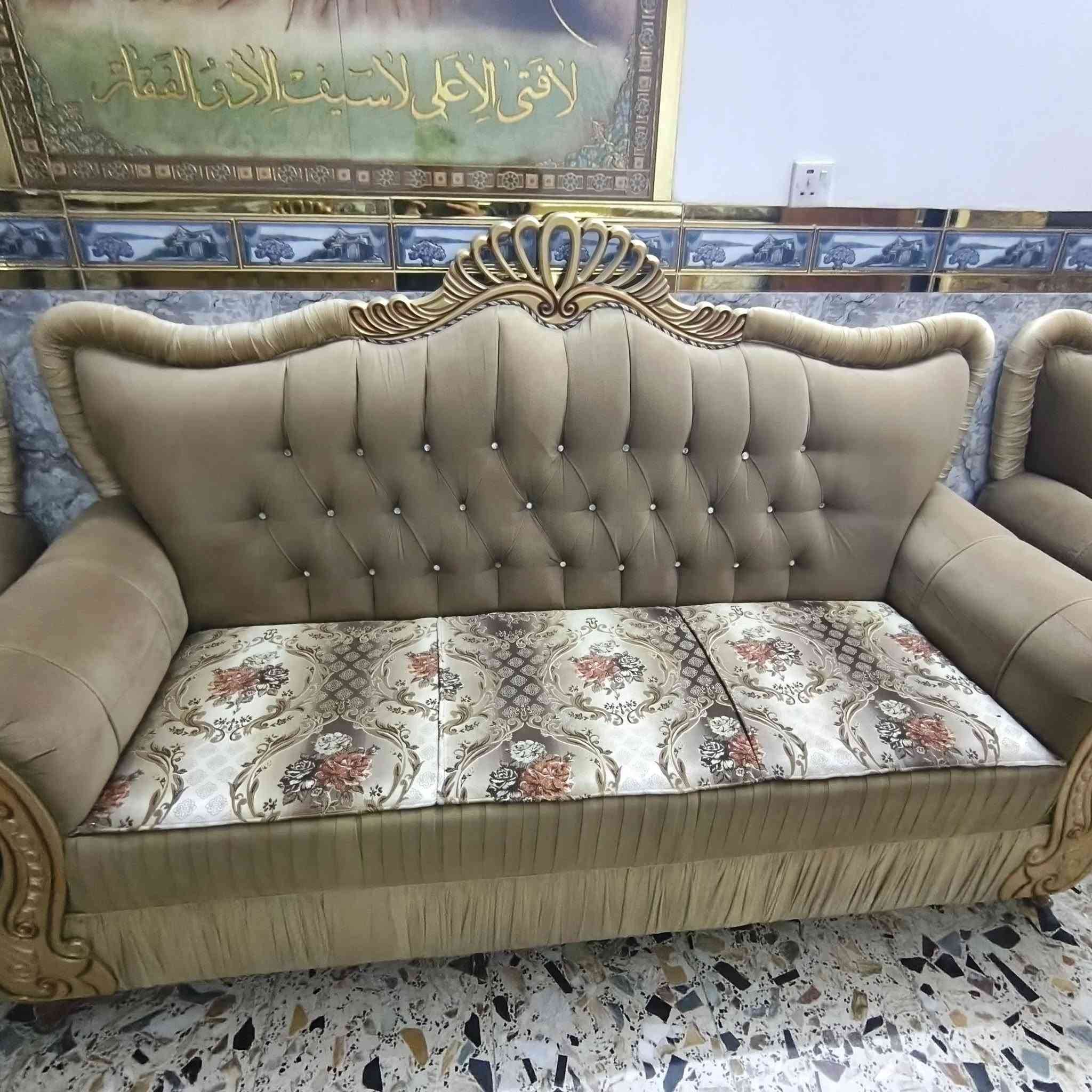 للبيع
تخم استقبال كامل أخو الجديد نضيف ويا كوشات جديده سفنجاته ضغط عالي تخم ضهر نضيف فقط أحد التخومه رجله فالته رجلي موجوده بس ماشاده السعر 400 للاستفسار***********
