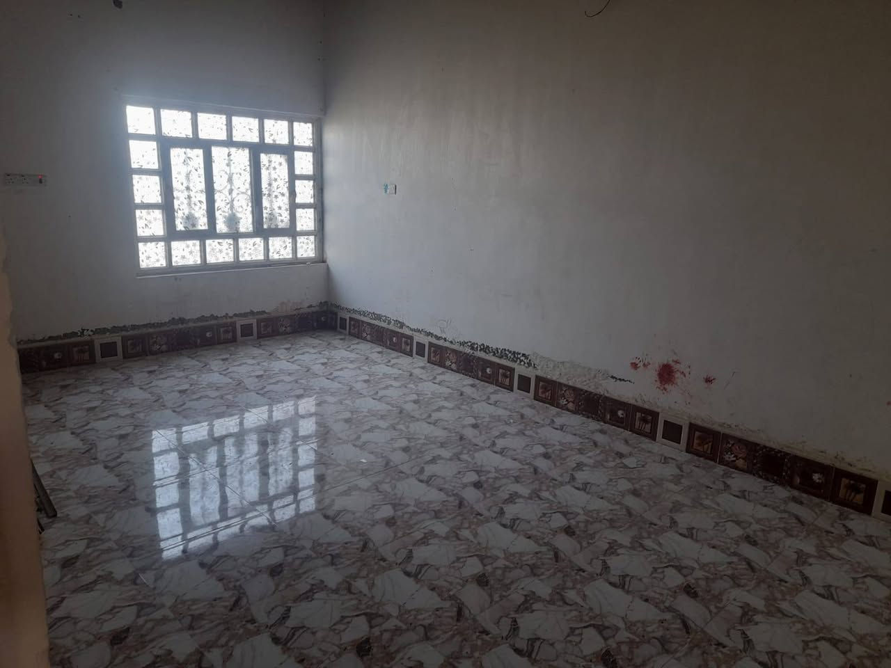 توفر بيت للأيجار طابق ثاني معزول
الموقع البصره حمدان قرب جامع جديده
مكون من
 غرفتين
ديوان
 مطبخ
 وصحيات 
طارمه 
سعر الايجار 350 الف بي مجال بسيط
المنطقه امان وهدوء
ماء كهرباء مدارس 
كافه الخدمات متوفره
باقي التفاصيل 
***********
