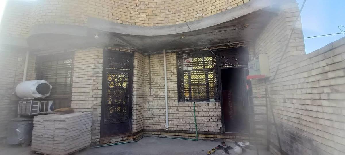 السلام عليكم بيت اللبيع مساحته ٢٠٠ خط اول بي غرفتين وصاله ومطبخ وستغبال وصحيات العنوان بغداد النهروان دوانم قرار ٣٥  قرب صوره أبو مهدي المهندس السعر ٤٣ مليون  وبي مجال الاستفسار ***********
